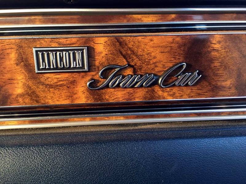 1984 Lincoln Town Car null photo 12