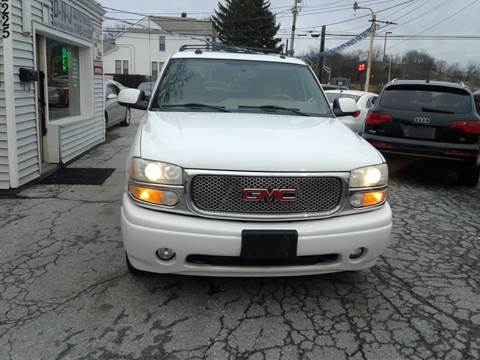 2004 GMC Yukon for sale at D -N- J Auto Sales Inc. in Fort Wayne IN