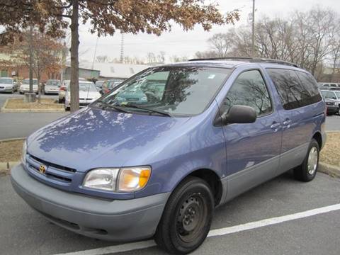 1998 Toyota Sienna for sale at Auto Bahn Motors in Winchester VA