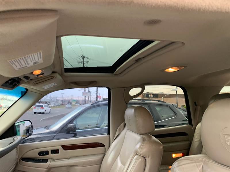 2003 Cadillac Escalade (image 17)