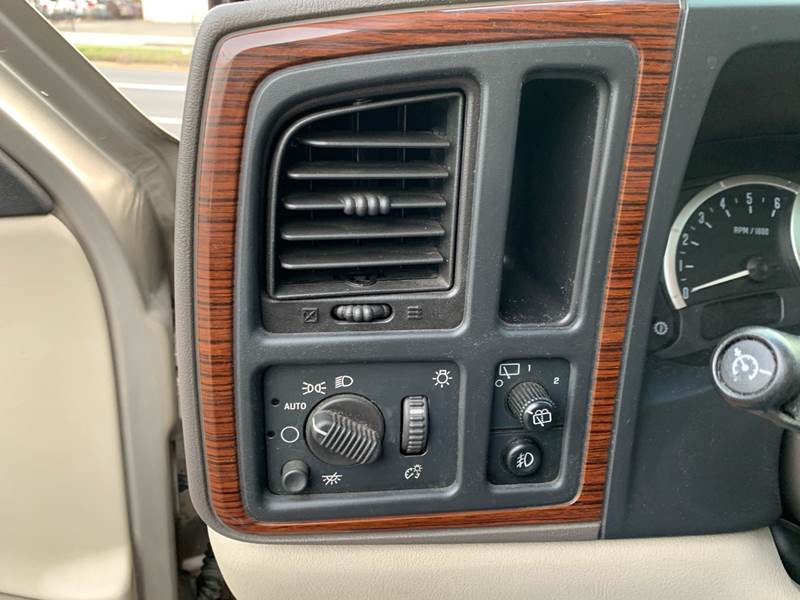 2003 Cadillac Escalade (image 18)