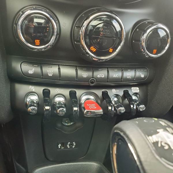 2018 MINI Hardtop 4 Door Cooper (image 24)