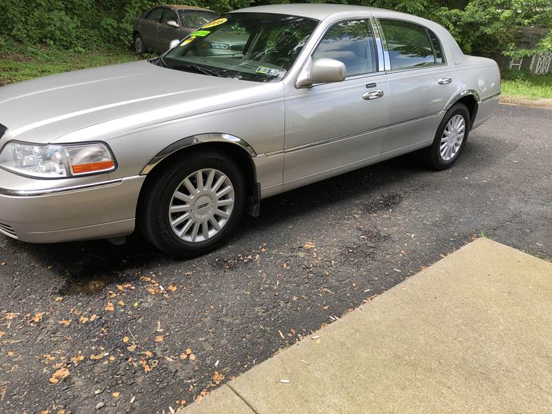 2005 Lincoln Town Car for sale at WHARTON'S AUTO SVC & USED CARS in Wheeling WV