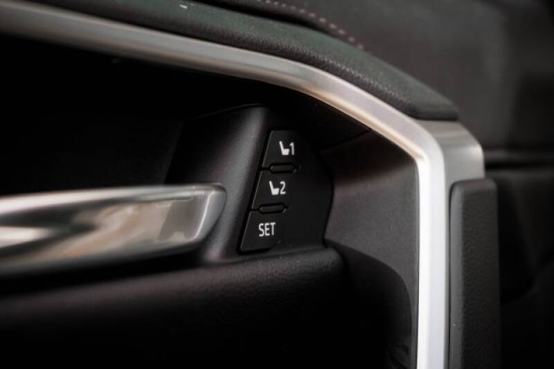 2020 Toyota RAV4 Limited (image 31)