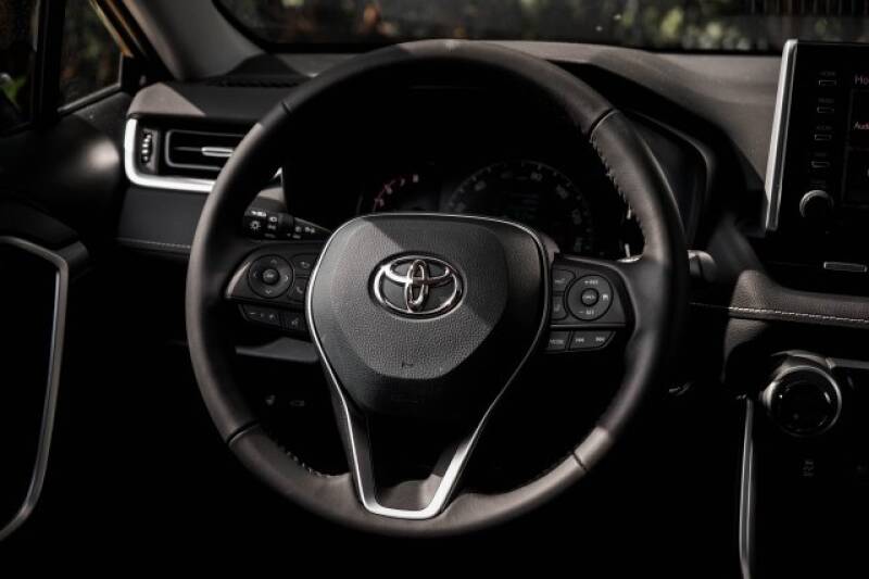 2020 Toyota RAV4 Limited (image 13)