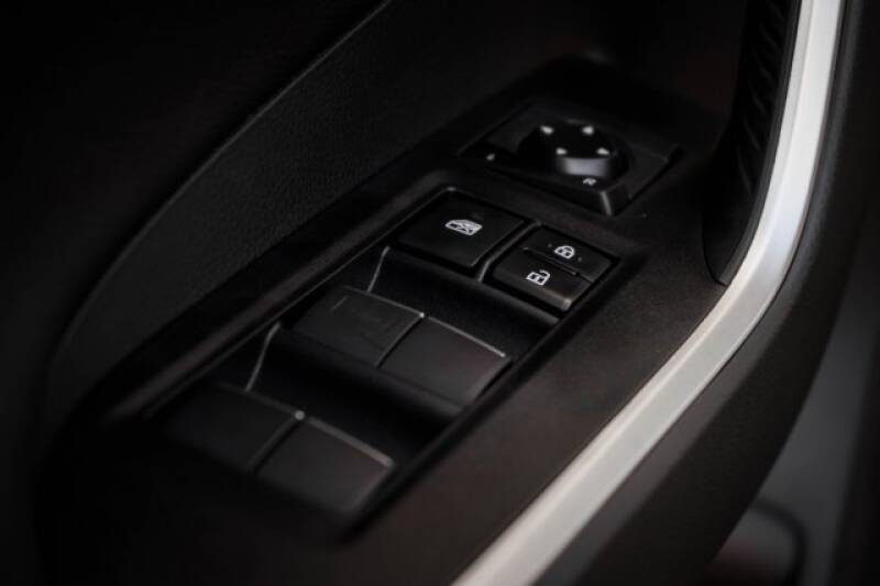 2020 Toyota RAV4 Limited (image 17)
