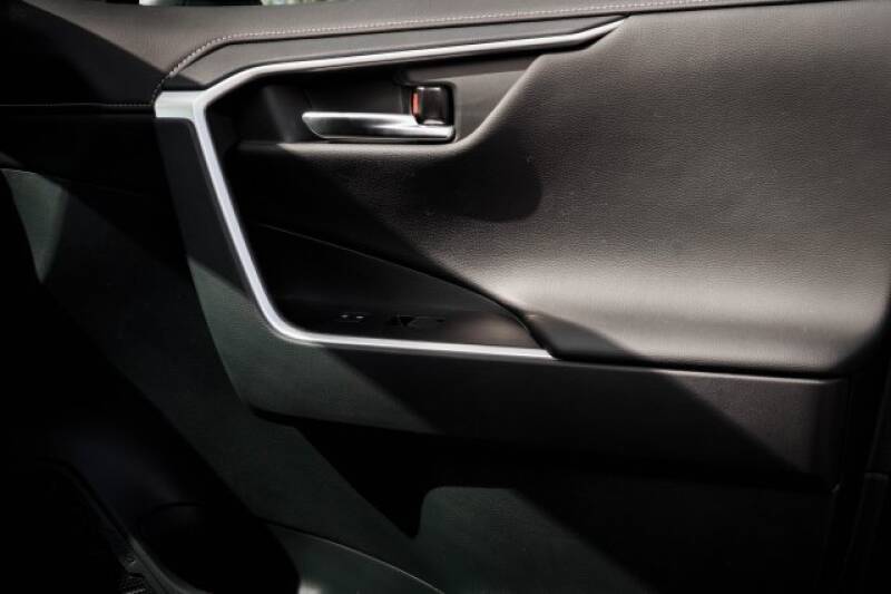 2020 Toyota RAV4 Limited (image 9)