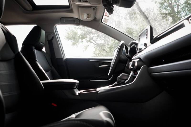 2020 Toyota RAV4 Limited (image 10)