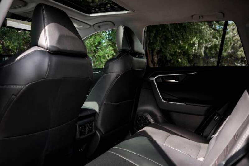 2020 Toyota RAV4 Limited (image 15)