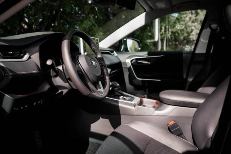 2020 Toyota RAV4 Limited (image 16)
