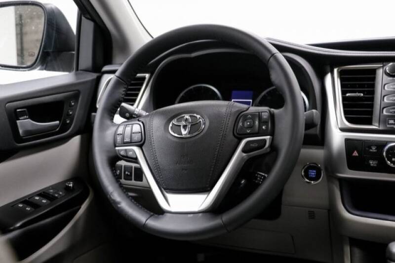 2016 Toyota Highlander Limited Platinum (image 18)