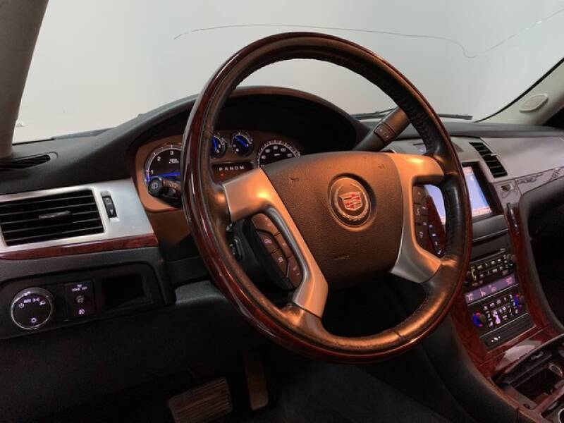 2013 Cadillac Escalade Luxury (image 13)