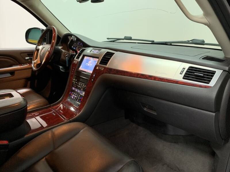 2013 Cadillac Escalade Luxury (image 18)