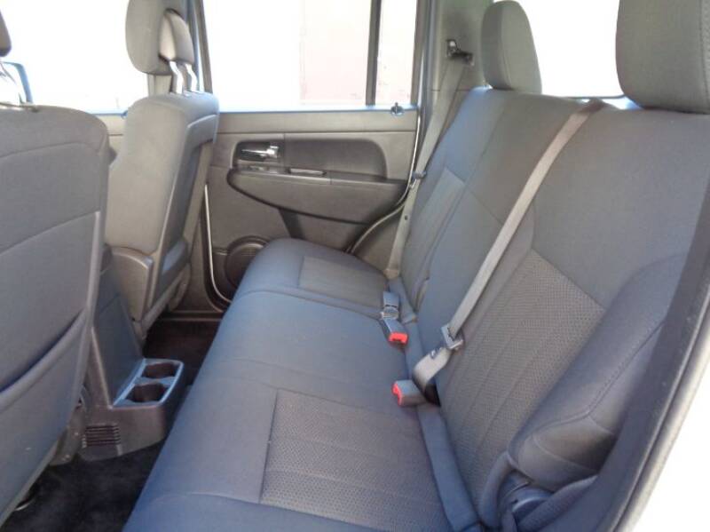 2012 Jeep Liberty Sport (image 23)