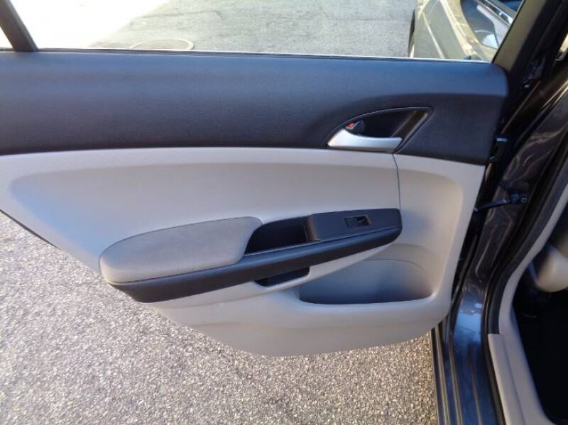 2011 Honda Accord LX (image 16)