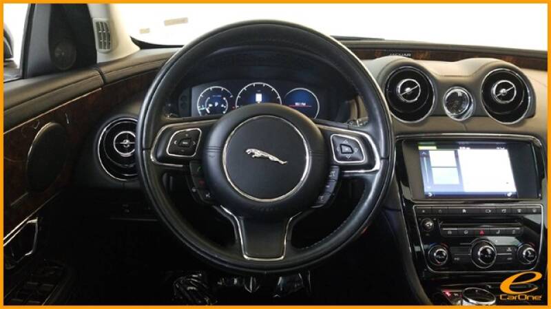 2016 Jaguar XJ R-Sport (image 39)