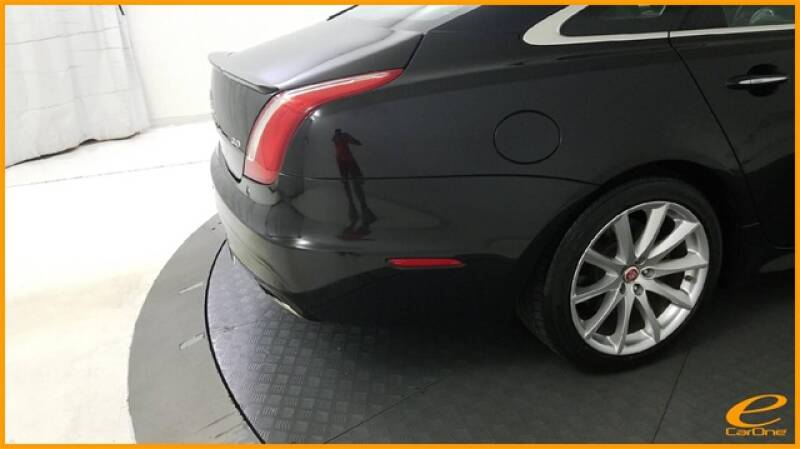 2016 Jaguar XJ R-Sport (image 12)