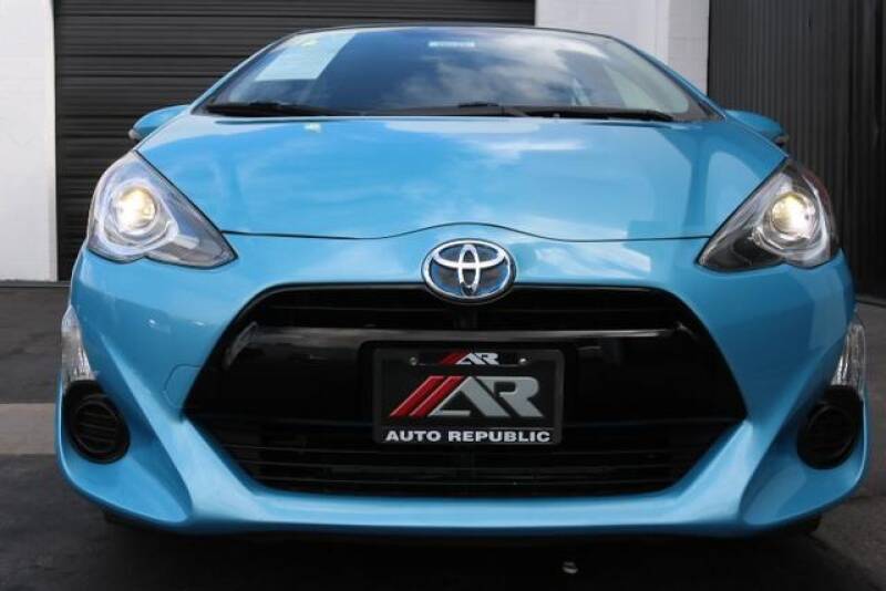 2015 Toyota Prius c Two (image 3)