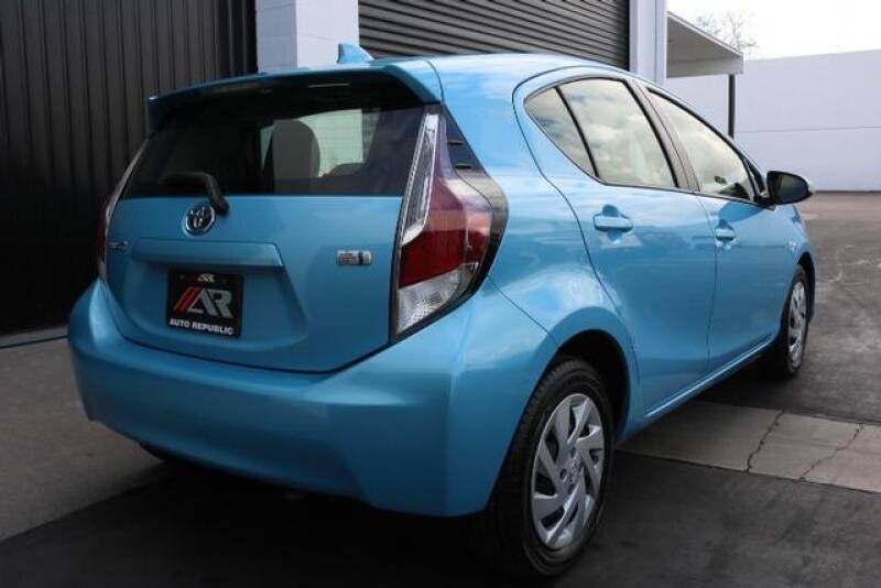 2015 Toyota Prius c Two (image 5)