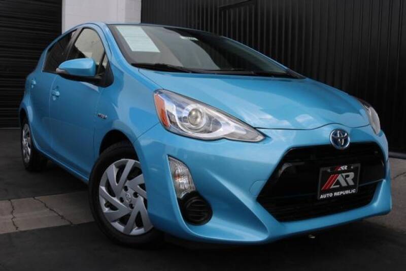 2015 Toyota Prius c Two (image 2)