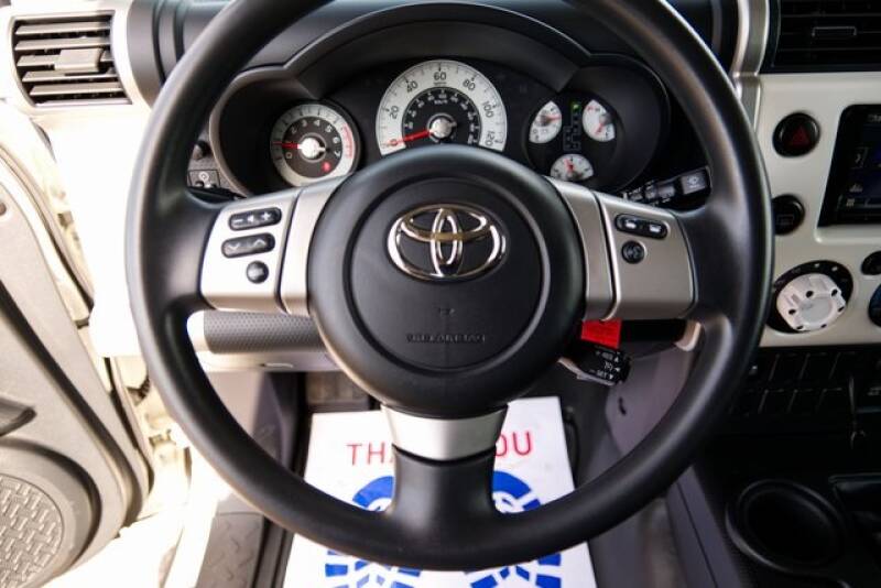 2014 Toyota FJ Cruiser (image 11)