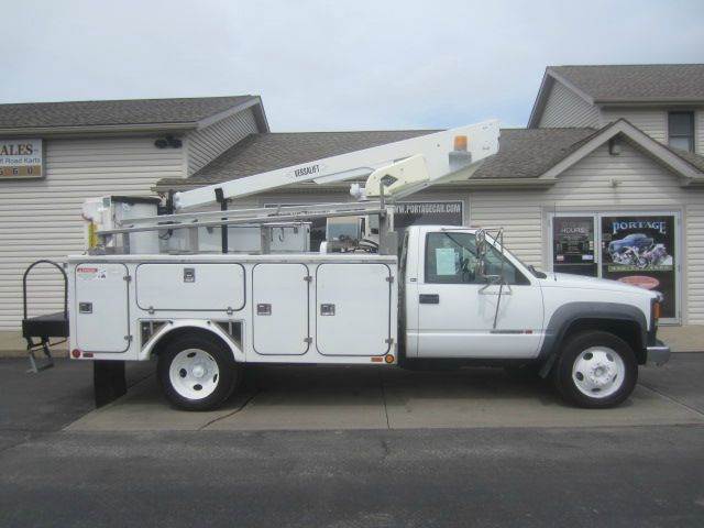 2002 GMC 3500HD VERSALIFT BUCKET TRUCK HD for sale at Portage Car & Truck Sales Inc. in Akron OH