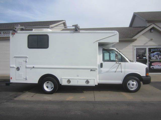 2005 GMC WALK IN UTILITY BED CUTAWAY for sale at Portage Car & Truck Sales Inc. in Akron OH