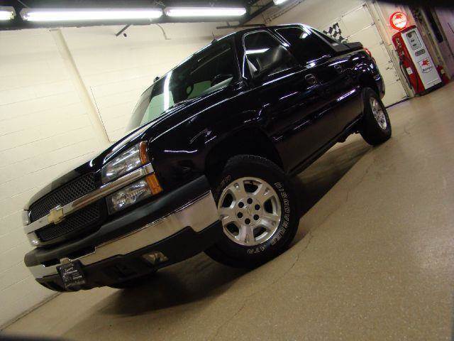 2004 Chevrolet Avalanche for sale at Luxury Auto Finder in Batavia IL