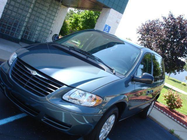 2006 Chrysler Town and Country for sale at TIGER AUTO SALES INC in Redford MI