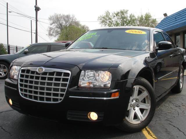 2006 Chrysler 300 for sale at TIGER AUTO SALES INC in Redford MI