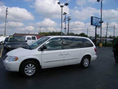 2007 Chrysler Town and Country for sale at TIGER AUTO SALES INC in Redford MI
