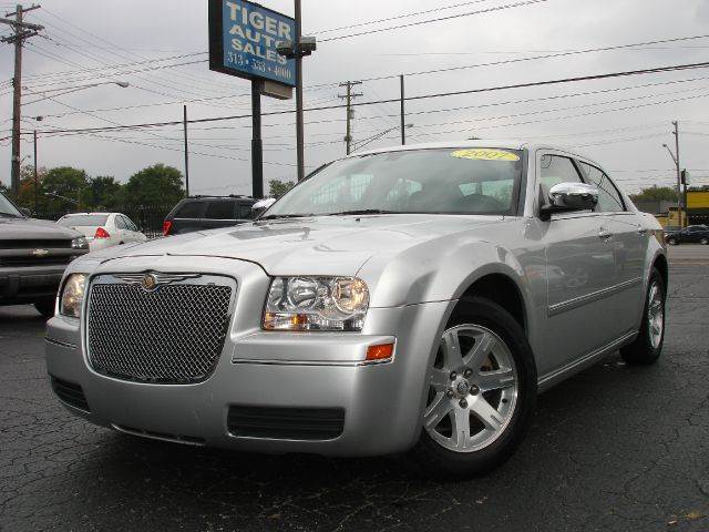 2007 Chrysler 300 for sale at TIGER AUTO SALES INC in Redford MI