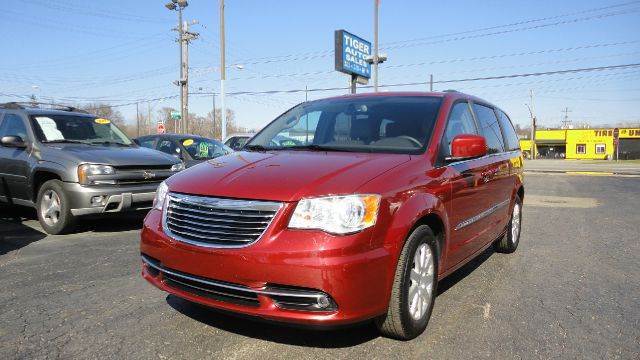 2014 Chrysler Town and Country for sale at TIGER AUTO SALES INC in Redford MI