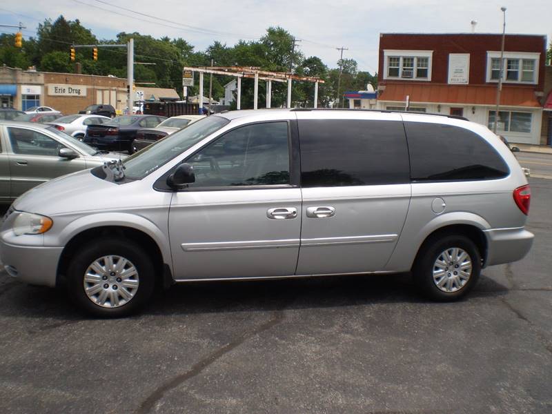 2006 Chrysler Town and Country for sale at DTH FINANCE LLC in Toledo OH