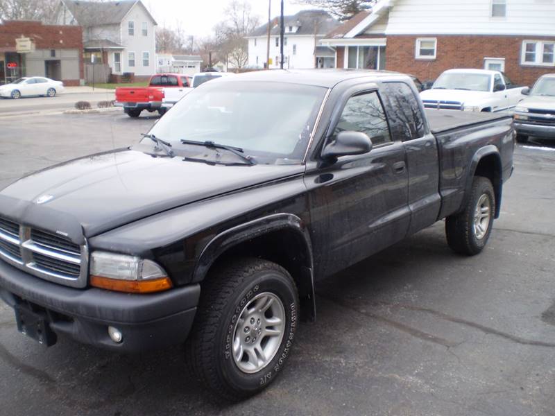 2004 Dodge Dakota for sale at DTH FINANCE LLC in Toledo OH
