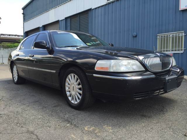 2004 Lincoln Town Car for sale at Elite Motors in Washington DC