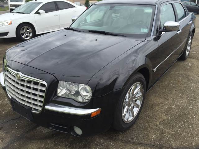 2005 Chrysler 300 for sale at JEFF LEE AUTOMOTIVE in Glasgow KY