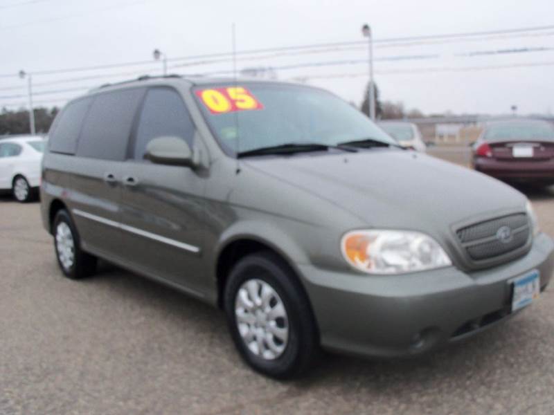 2005 Kia Sedona for sale at Country Side Car Sales in Elk River MN