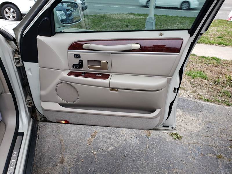 2005 Lincoln Town Car Signature Limited (image 13)
