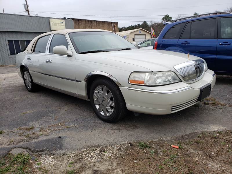 2005 Lincoln Town Car Signature Limited (image 1)