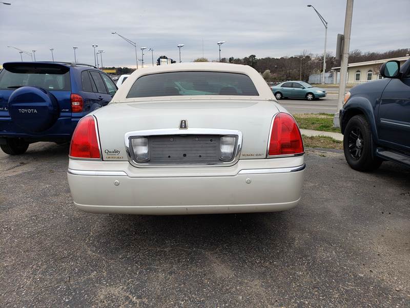 2005 Lincoln Town Car Signature Limited (image 3)