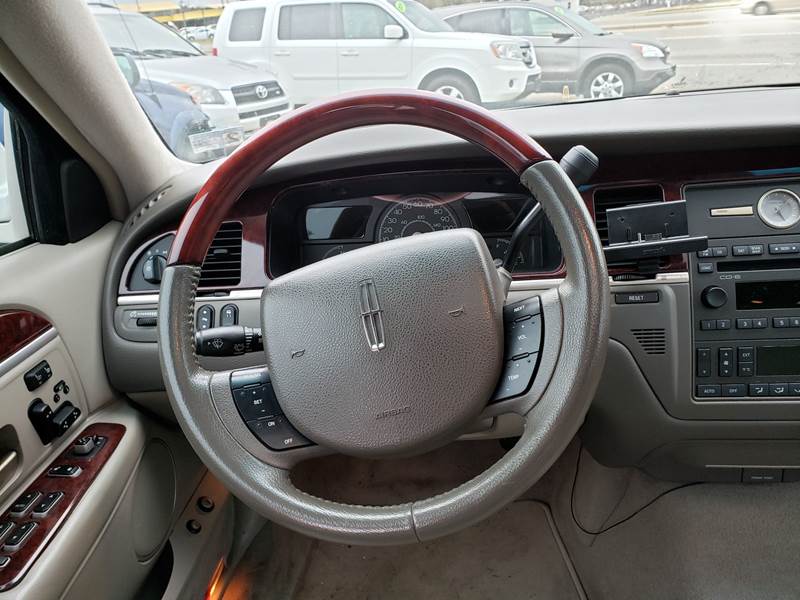 2005 Lincoln Town Car Signature Limited (image 7)