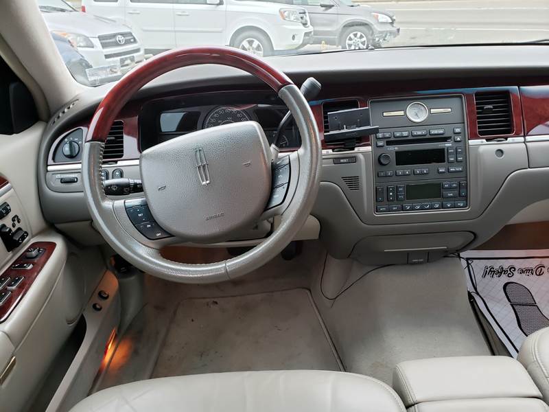 2005 Lincoln Town Car Signature Limited (image 6)