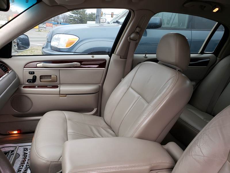 2005 Lincoln Town Car Signature Limited (image 9)