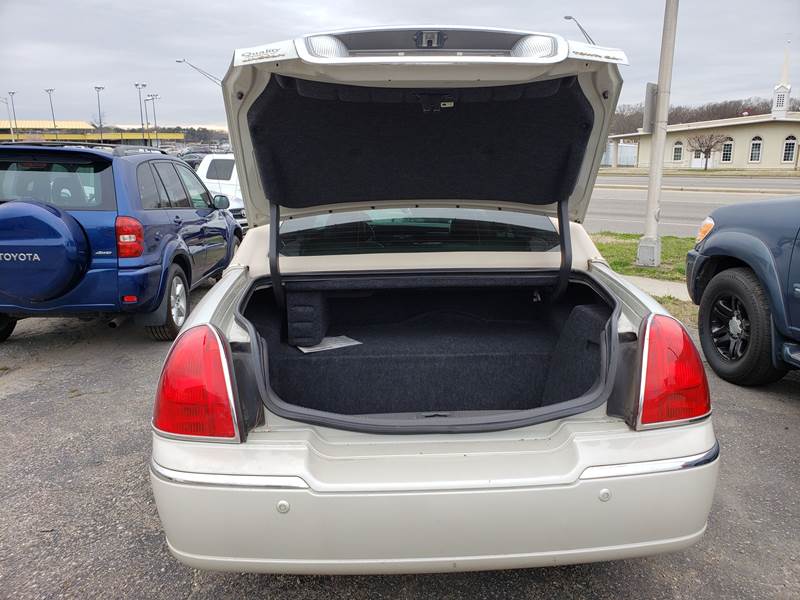 2005 Lincoln Town Car Signature Limited (image 4)