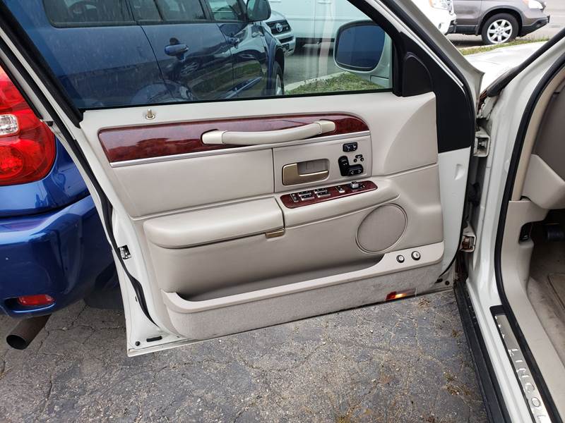 2005 Lincoln Town Car Signature Limited (image 15)