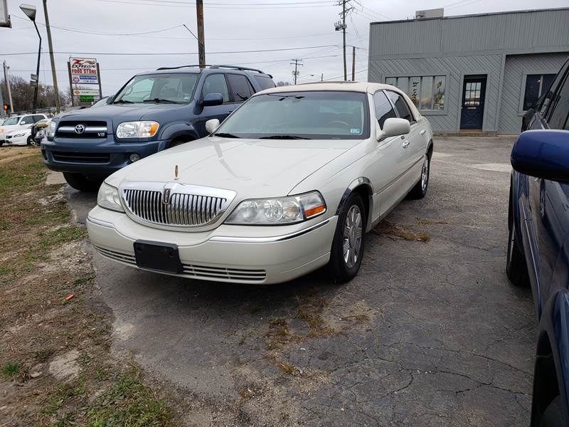 2005 Lincoln Town Car Signature Limited (image 2)