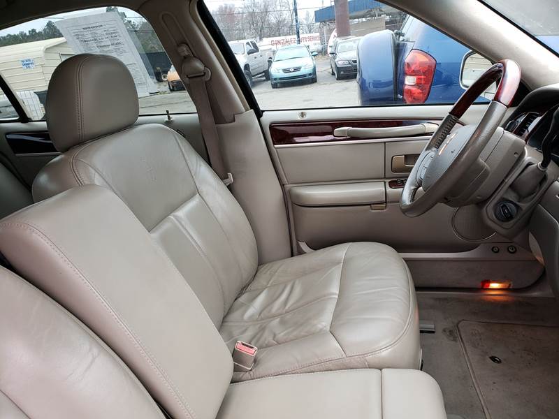 2005 Lincoln Town Car Signature Limited (image 11)