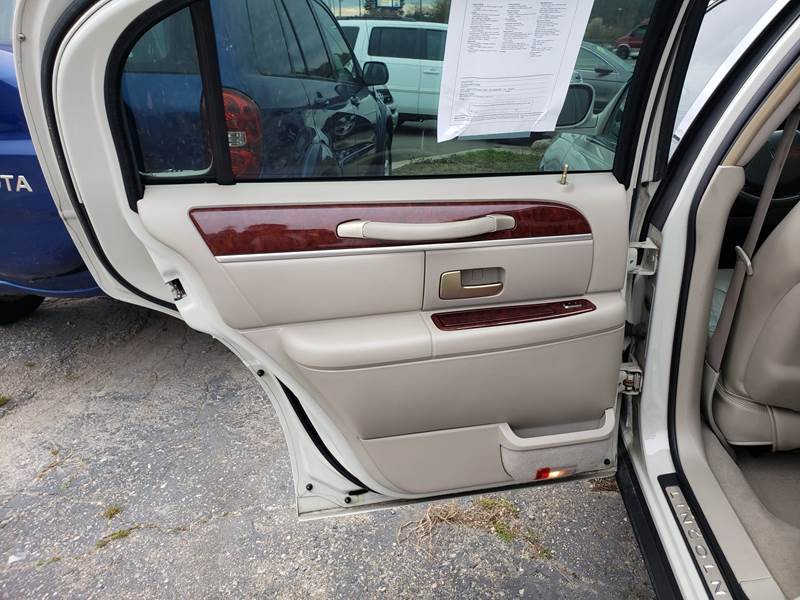 2005 Lincoln Town Car Signature Limited (image 16)