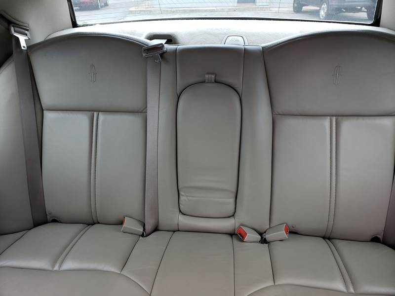 2005 Lincoln Town Car Signature Limited (image 12)